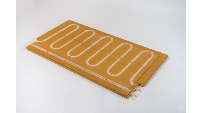 Lehm-Klimaplatte mit integrierter Heizschlange.